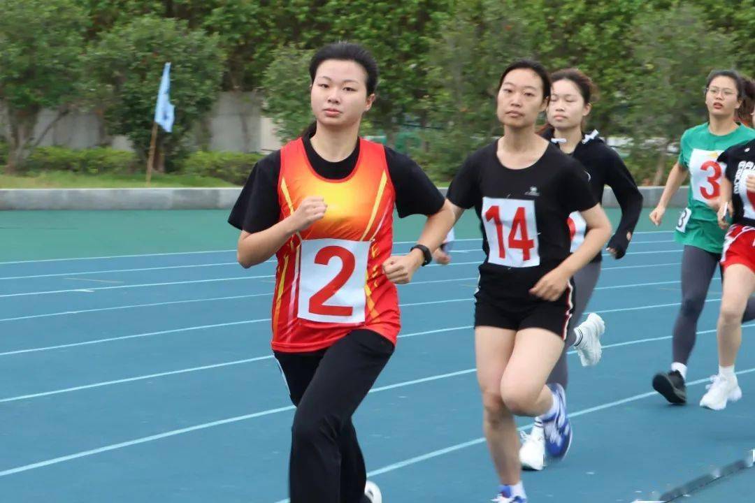 -斗志昂扬！运动员勇敢面对挑战，拼尽全力的简单介绍