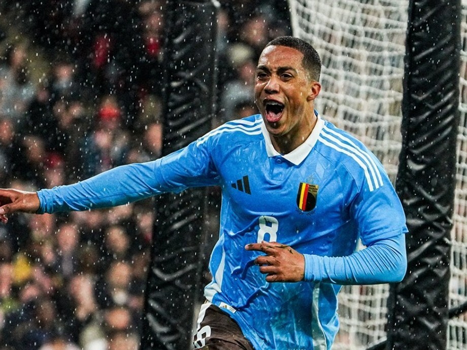 关于比勒菲尔德后卫表现出色，助球队成功保持球门不失的信息