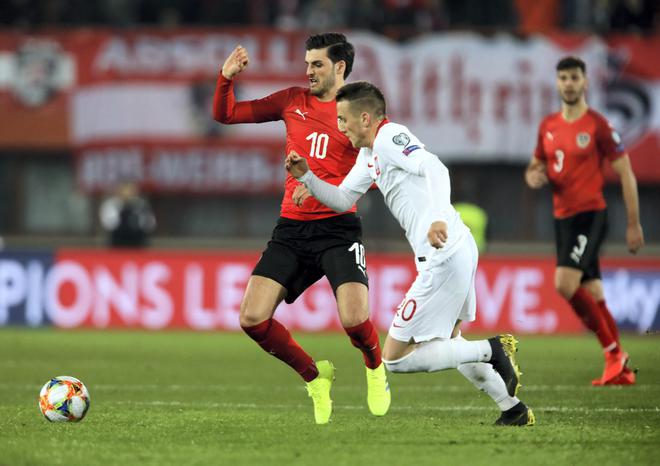 多宝彩票-包含红红火火，欧预赛球场战况紧张，观众欢呼的词条