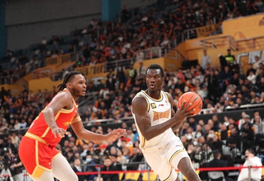 球队成功防守，逆袭击败强敌