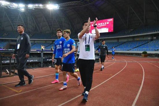 球队重要球员回归场上，士气大增