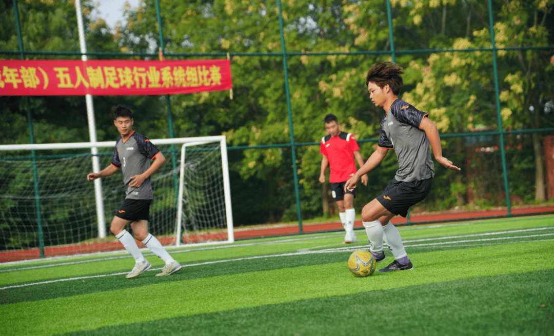 DB彩票官网-角逐激烈！足球比赛场上抢眼表现