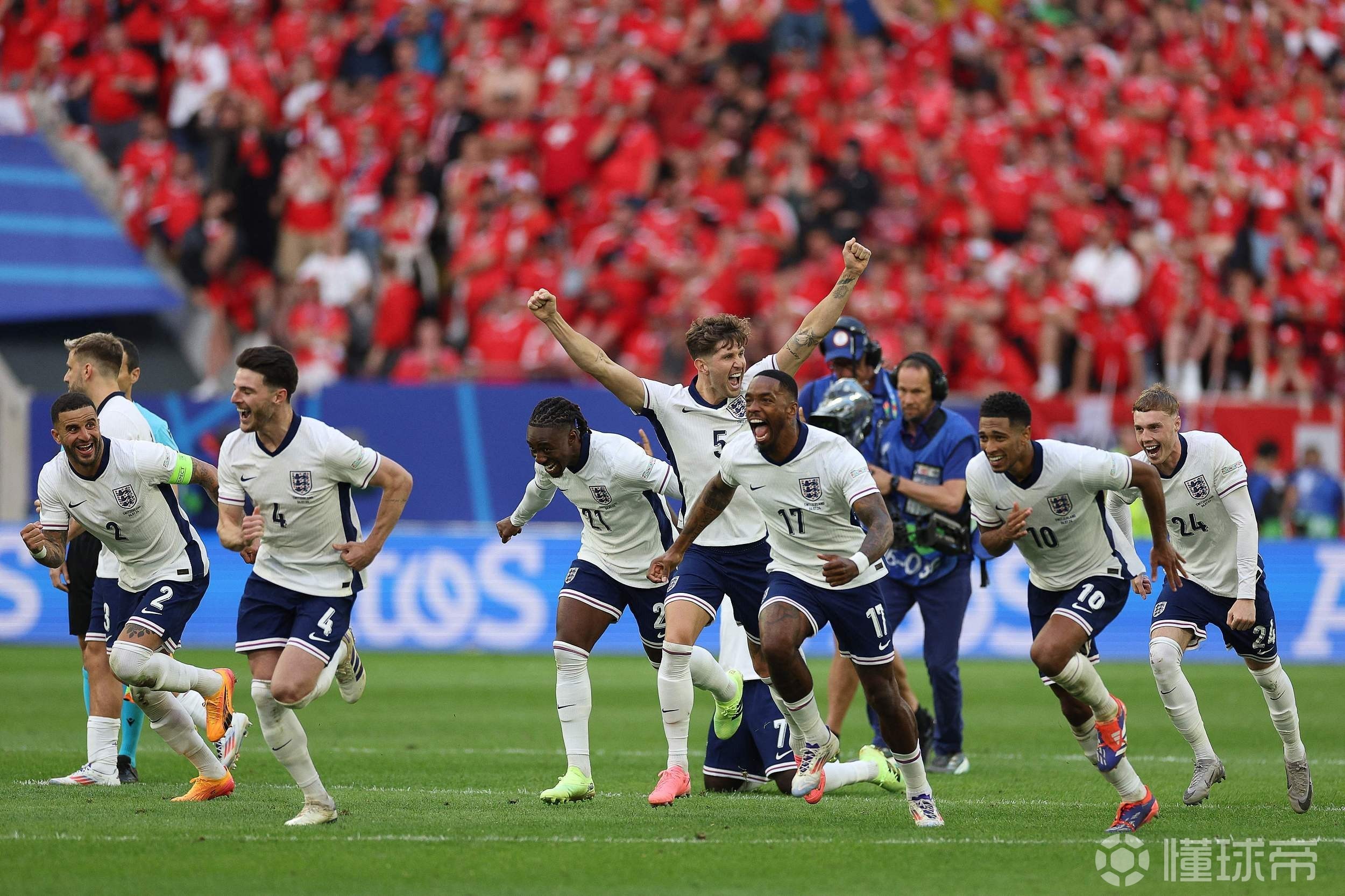英格兰队在比赛中击败了乌拉圭队，晋级淘汰赛