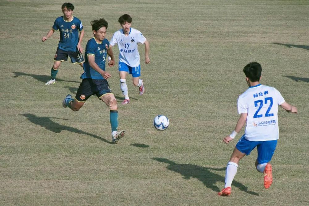 包含赢得荣耀：中国足球队在比赛中收获胜利的词条
