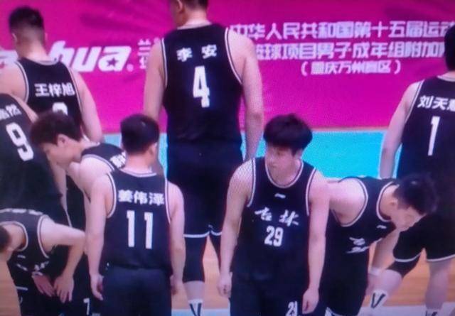 明星球员受伤，队伍面临挑战