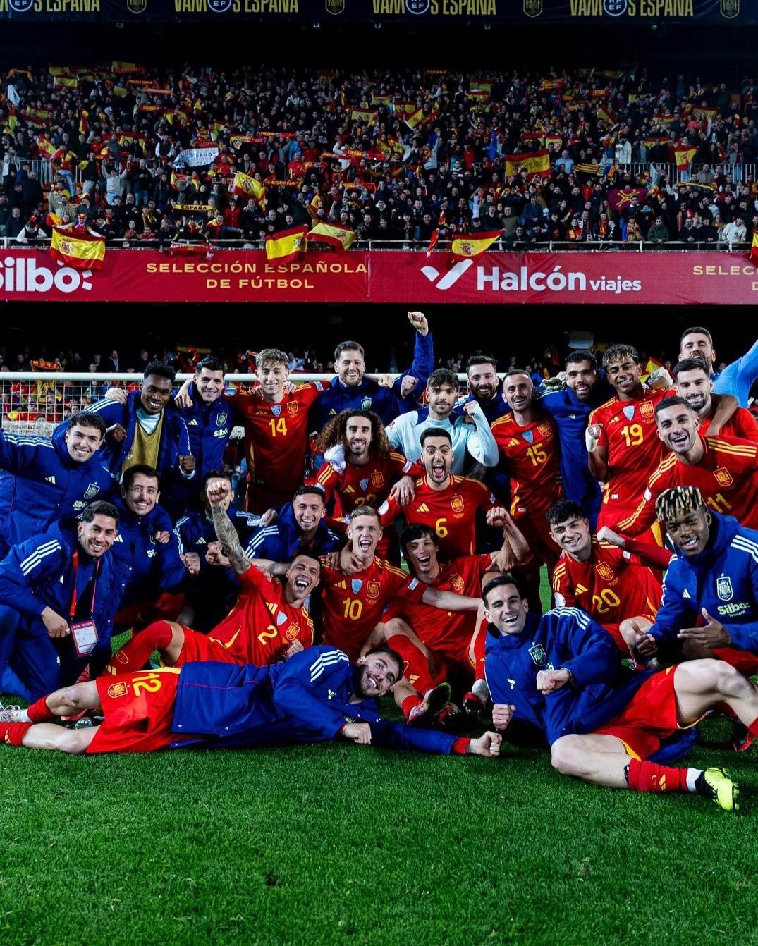 西班牙篮球队夺冠，团队合作