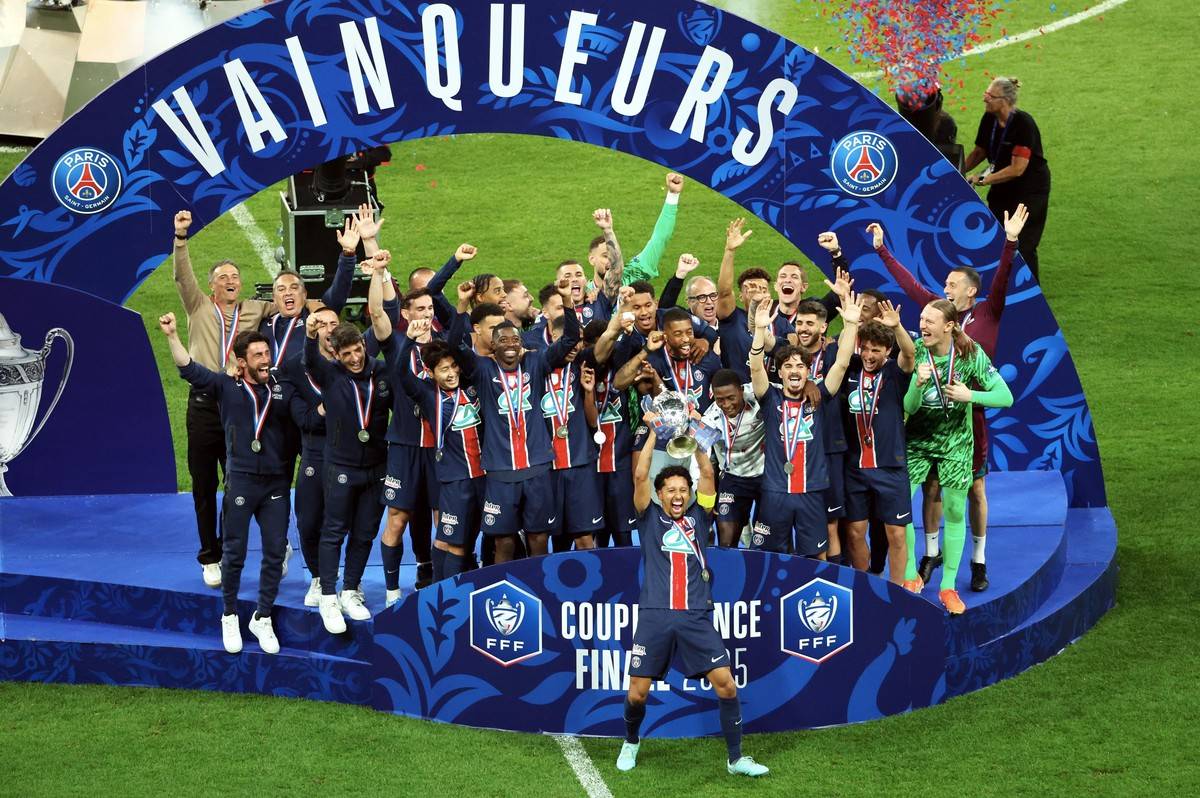 DB gaming-巴黎兴奋赛场即将迎战，球迷齐聚支持