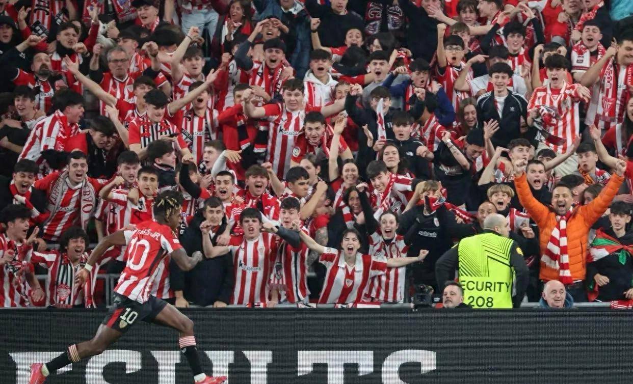 包含曼联大胜对手，球员表现亮眼跻身前四的词条