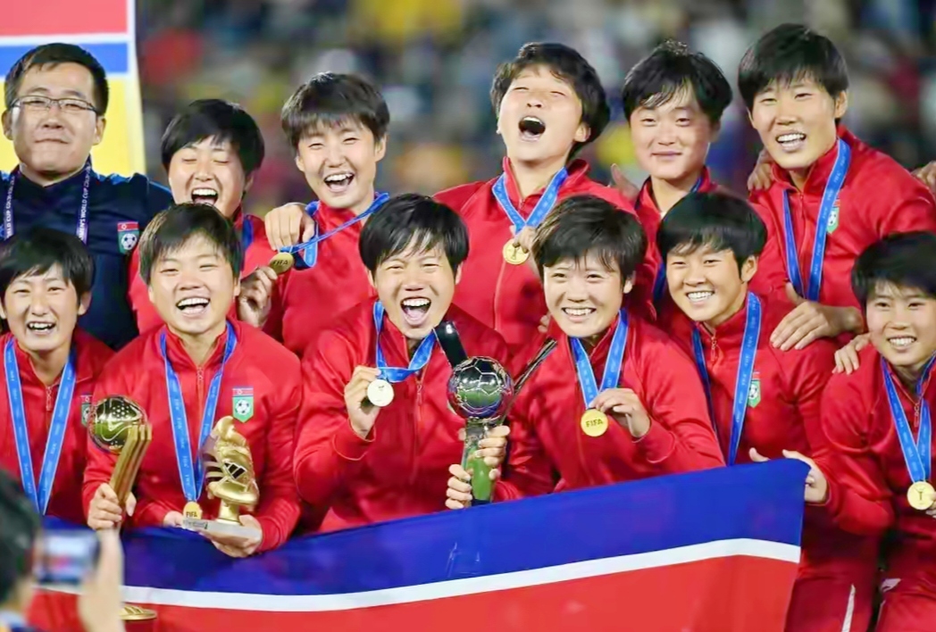 DB彩票-中国女足再度捧起足球世界杯冠军奖杯