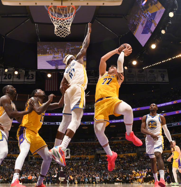 DB彩票官网-勇士击败湖人，夺得胜利