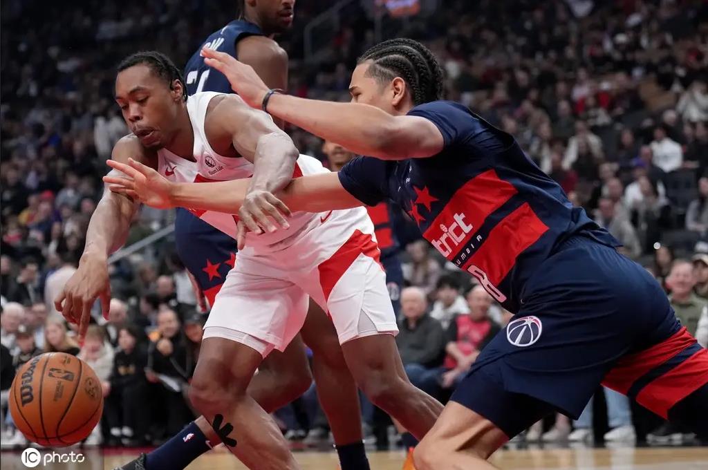 猛龙击败76人，卫冕冠军连胜领跑